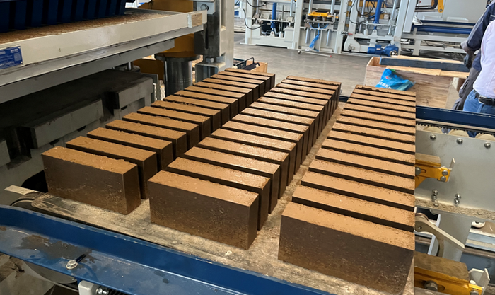 ZN1500 සම්පුර්ණයෙන්ම ස්වයංක්‍රීය ගඩොල් සෑදීමේ යන්ත්‍රය නැගෙනහිර චීන සේවාලාභියා රොන් මඩ සම්පත් ප්‍රයෝජනයට බල ගන්වයි